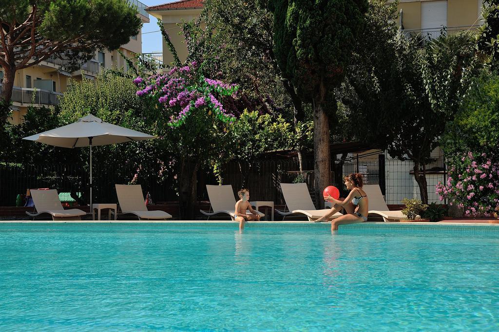 Raffy Family & Bike Hotel Diano Marina Esterno foto